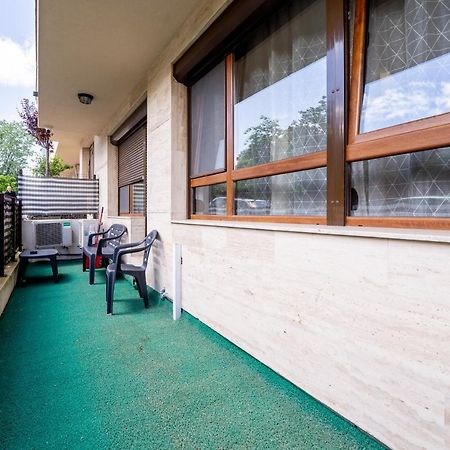 Sunny Apartment In Studentski Grad, Behind Unss Sofia Bagian luar foto
