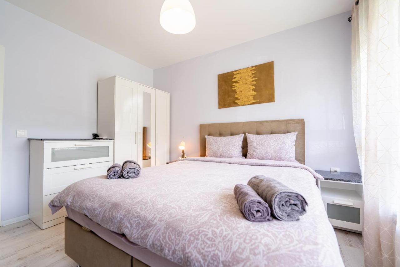 Sunny Apartment In Studentski Grad, Behind Unss Sofia Bagian luar foto